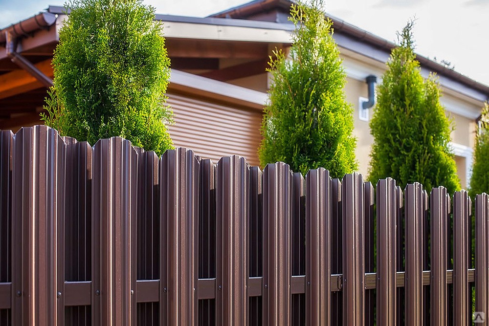 Забор из евроштакетника