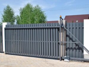 Откатные ворота на винтовых сваях с черным евроштакетником